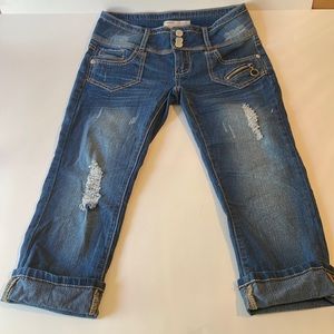No Boundaries Stretch Distressed Denim Capri. Size 3